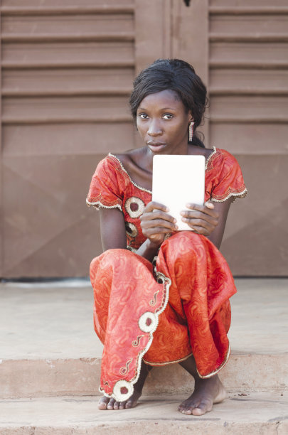 技术为非洲:黑人妇女与平板电脑技术图片下载