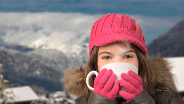 在山村喝着茶的可爱女孩图片下载