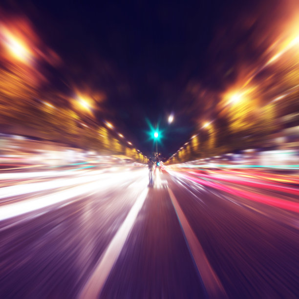 城市夜间交通的抽象图像。图片下载