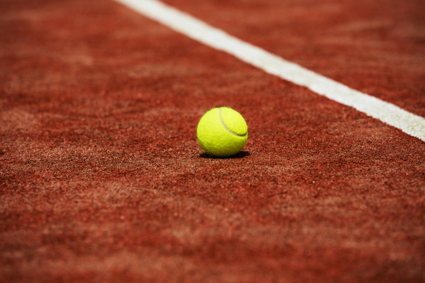 网球场上的网球图片下载