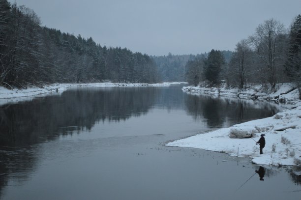 冬天在河边钓鱼图片下载