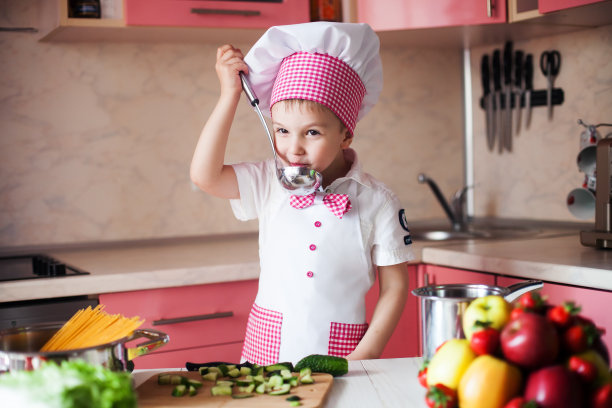 小男孩在厨房做饭的照片图片下载