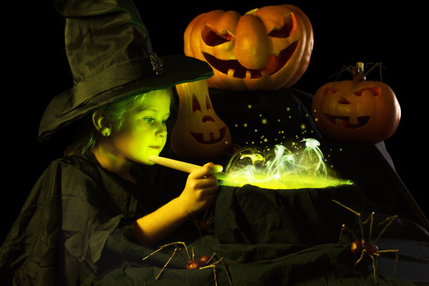 小女巫在万圣节煮了一种魔法药水图片下载