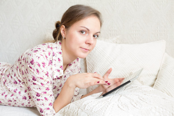 年轻女子拿着平板电脑对着相机微笑图片下载