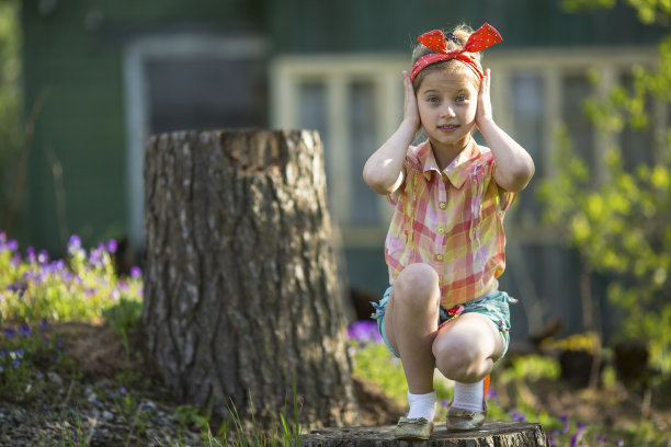 可爱的小女孩用手捂着耳朵。图片下载