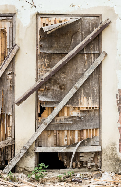 废弃的旧木门图片下载