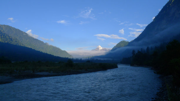 中国西藏波密宁静的清晨景色图片下载