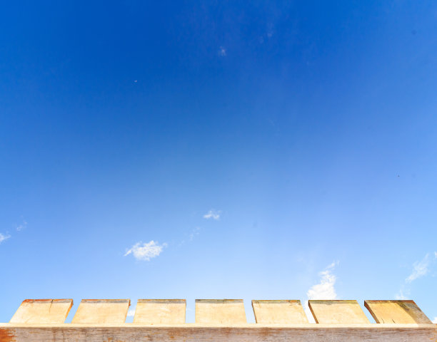 旧木桌和天空上美丽的白云图片下载