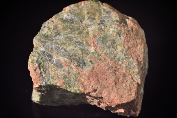 黑色背景下的岩石特写镜头图片下载