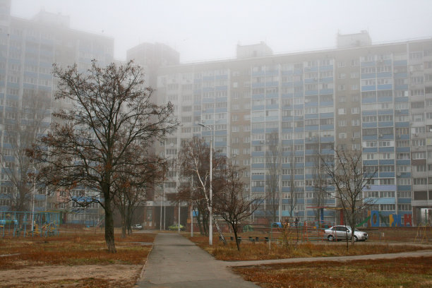 雾，小巷，多层建筑图片下载