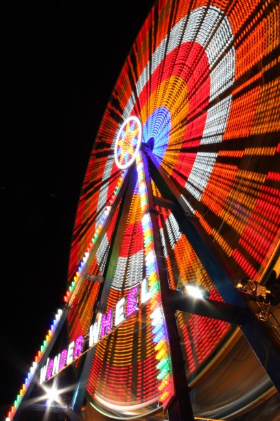 五颜六色的摩天轮在晚上图片下载