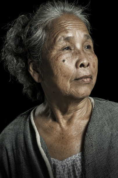 亚洲资深女性的肖像。在黑色背景。图片下载