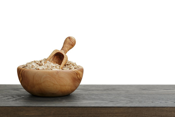橡木桌上的木碗里放燕麦片图片下载