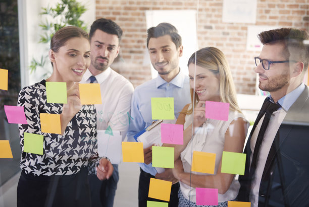 队伍在玻璃后面和彩色的纸图片下载