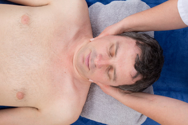 男人正在放松舒适的颈部按摩图片下载