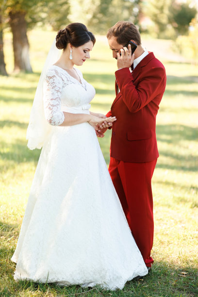 新郎忙着打电话，新娘不高兴地等着。紧急的图片下载