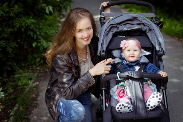 母亲和她的孩子在婴儿车图片下载