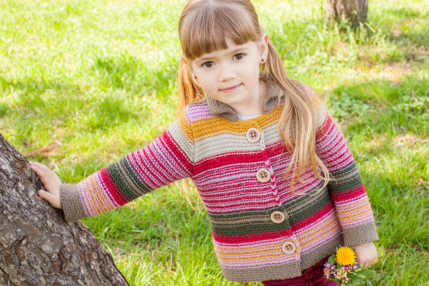 可爱的四岁小女孩捧着一束花素材图片