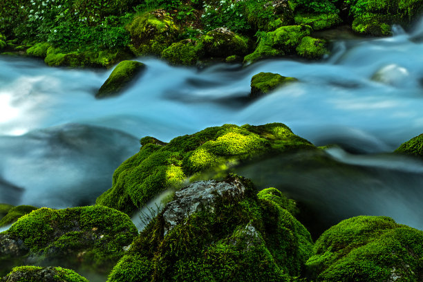 神秘的蓝色山泉图片下载