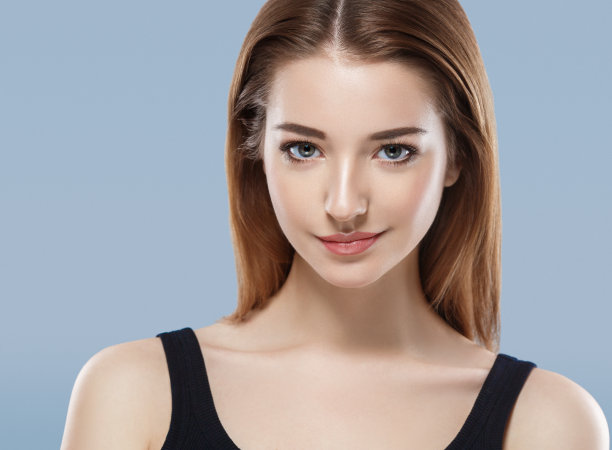 美丽女子的脸近距离肖像年轻的画室上的蓝色图片下载