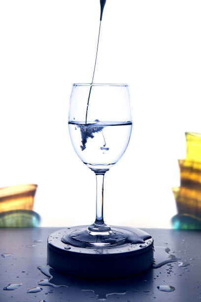 水倒进玻璃杯里图片下载