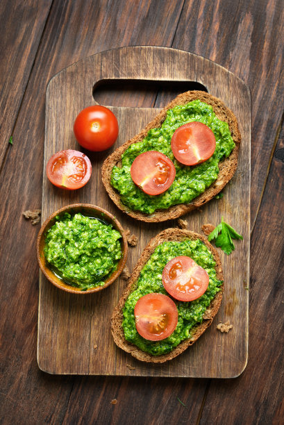 面包配香蒜沙司和番茄图片下载