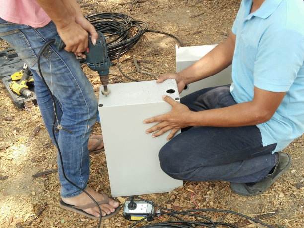 两名工人正在安装闭路电视系统图片下载