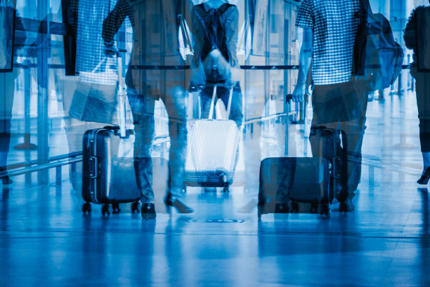 人们在繁忙的机场散步图片下载