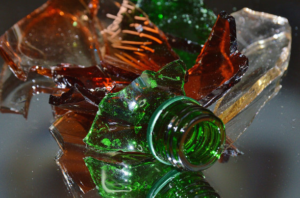 破威士忌和酒瓶图片下载