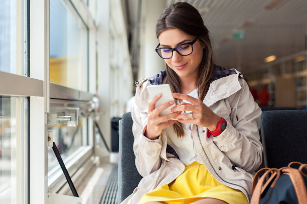 机场大厅里随便的女人。图片下载