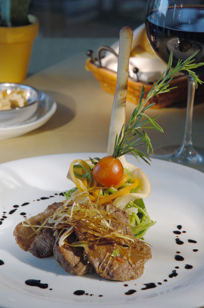 精致的餐厅餐桌摆设图片下载