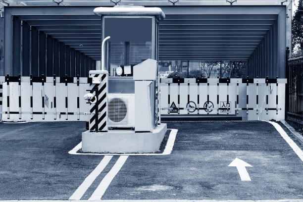 商务中心或住宅停车场入口。图片下载