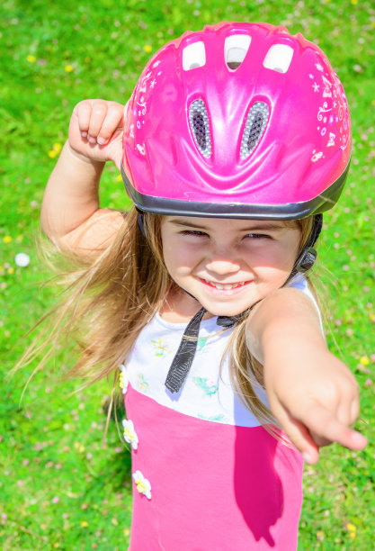 戴自行车头盔的女孩图片下载