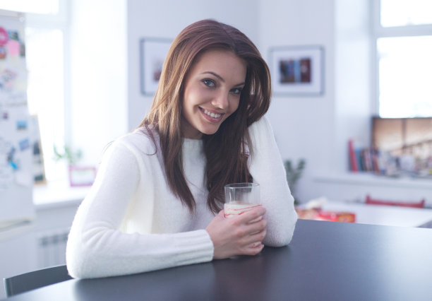女孩在宿舍图片下载