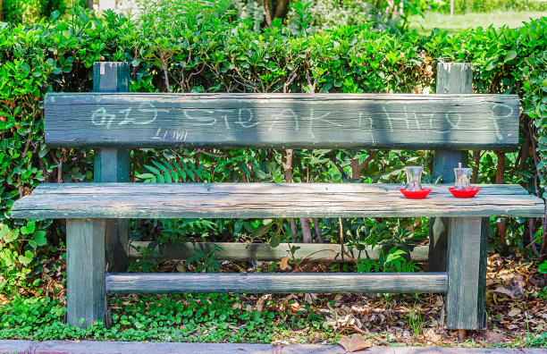 长凳上的空茶杯图片下载