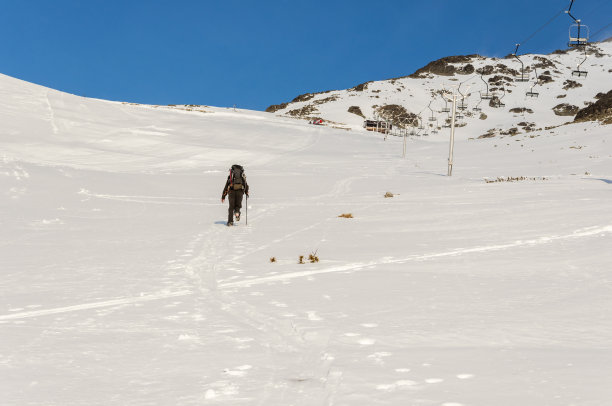 沿着升降椅往上走。图片下载