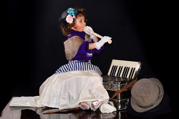 拿着长笛的可爱小女孩图片下载