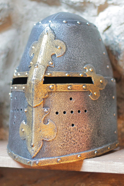 中世纪骑士的铁盔。图片下载