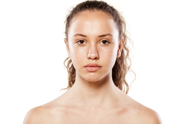 认真的年轻女孩没有化妆图片下载