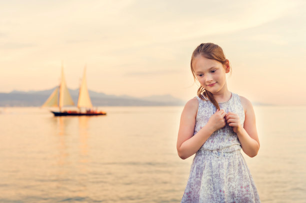 一个可爱的小女孩的户外肖像图片下载