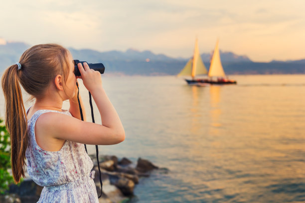 小女孩在湖边玩耍图片下载