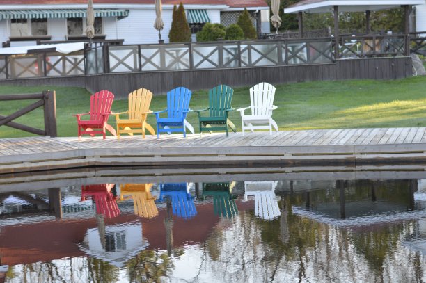 椅子在水中的倒影图片下载