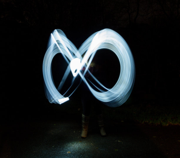 在黑暗中用火把做成的形状。图片下载