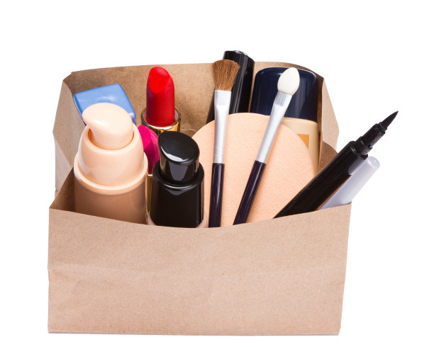 纸质购物袋里装满了化妆品和配饰图片下载