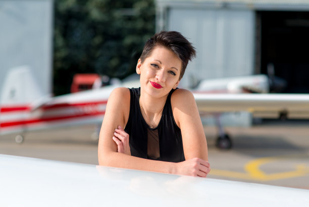 小女孩在飞机的背景下图片下载