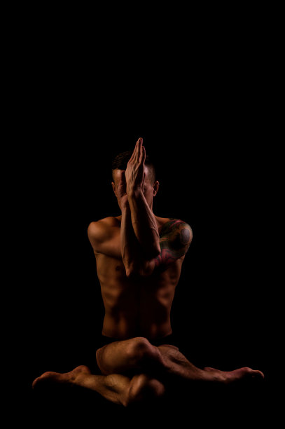 年轻人在做瑜伽和体操，摆牛头的姿势图片下载