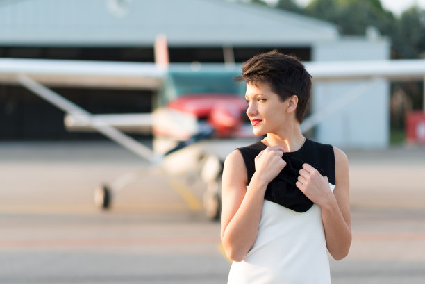 美丽的少女在飞机背景下图片下载