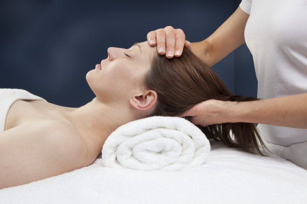 舒缓面部和颈部按摩图片下载