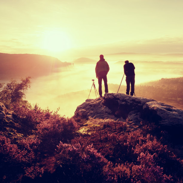 摄影师呆在悬崖上拍照。赶不上时代的景观,图片下载