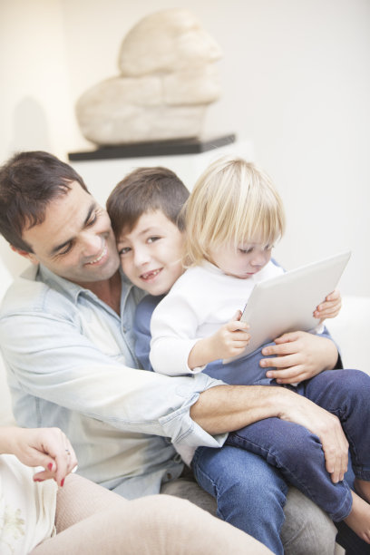 父亲和孩子们在玩数码平板电脑图片下载
